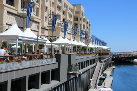 Beachside Luxury Apartments One & Two Bedroom In Beachfront Oaks Pier Building - Bed n Breakfasts 13