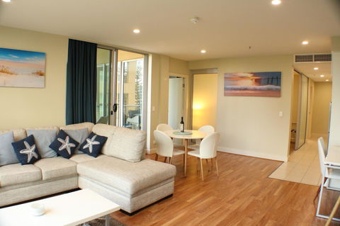 Beachside Luxury Apartments One & Two Bedroom In Beachfront Oaks Pier Building - Bed n Breakfasts 5
