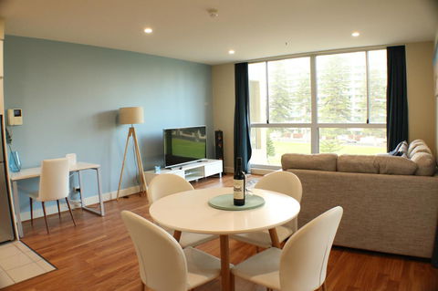 Beachside Luxury Apartments One & Two Bedroom In Beachfront Oaks Pier Building - Bed n Breakfasts 0