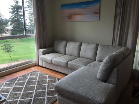 Beachside Luxury Apartments One & Two Bedroom In Beachfront Oaks Pier Building - Bed n Breakfasts 16