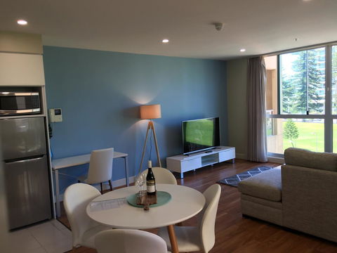 Beachside Luxury Apartments One & Two Bedroom In Beachfront Oaks Pier Building - Bed n Breakfasts 19
