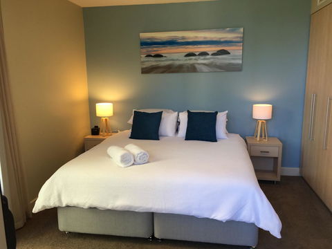 Beachside Luxury Apartments One & Two Bedroom In Beachfront Oaks Pier Building - Bed n Breakfasts 22