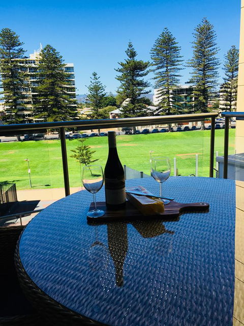 Beachside Luxury Apartments One & Two Bedroom In Beachfront Oaks Pier Building - Bed n Breakfasts 26
