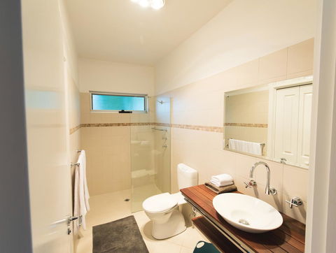 S T U D I O 22 Peaceful Retreat With Garden Views - Local Tourism 6