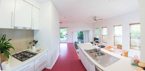 S T U D I O 22 Peaceful Retreat With Garden Views - Local Tourism 4