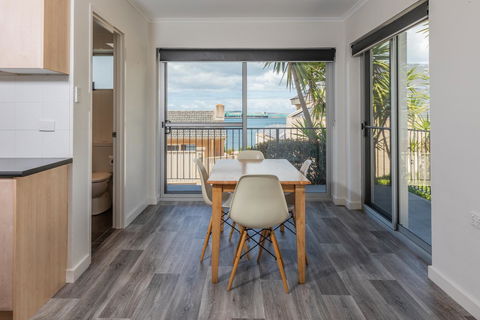 Bay 10 - Suites And Apartments - Accommodation Australia 12