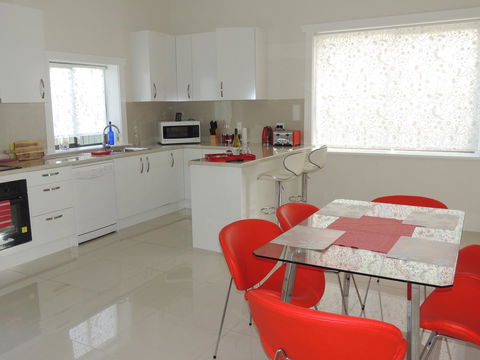 Glenelg - Marina Retreat - Australia Shopping 11