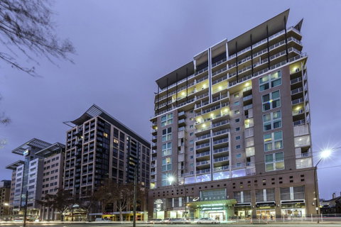 Oaks Adelaide Embassy Suites - Bed n Breakfasts 0
