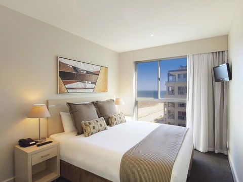 Oaks Glenelg Plaza Pier Suites - Accommodation Australia 2