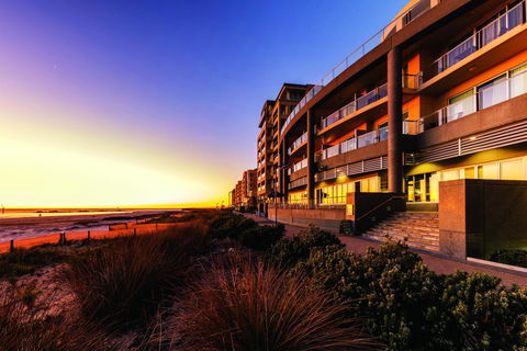 Oaks Glenelg Plaza Pier Suites - Accommodation Australia 0