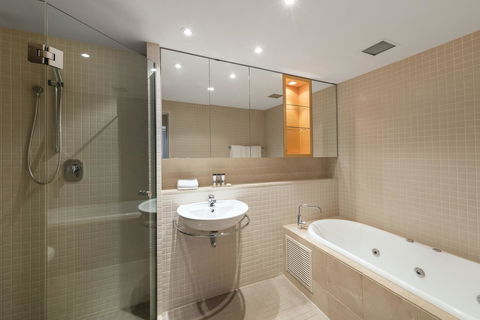 Oaks Glenelg Plaza Pier Suites - Accommodation Australia 3