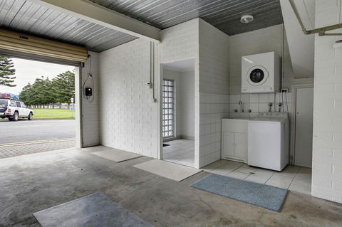 Tasman Beachside Apartment - Accommodation Australia 11