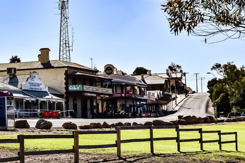 Commercial Hotel Morgan - Bed n Breakfasts 1