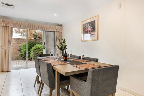 Adelaide Style Accommodation-Close To City-North Adelaide-3 Bdrm- FREE Parking - Accommodation Australia 4