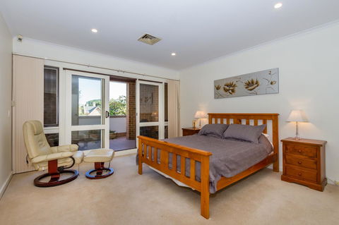 Adelaide Style Accommodation-Close To City-North Adelaide-3 Bdrm- FREE Parking - Accommodation Australia 3