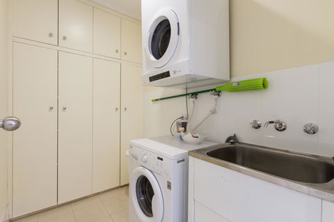 Adelaide Style Accommodation-Close To City-North Adelaide-3 Bdrm- FREE Parking - Accommodation Australia 32