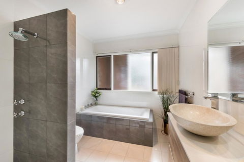 Adelaide Style Accommodation-Close To City-North Adelaide-3 Bdrm- FREE Parking - Accommodation Australia 10