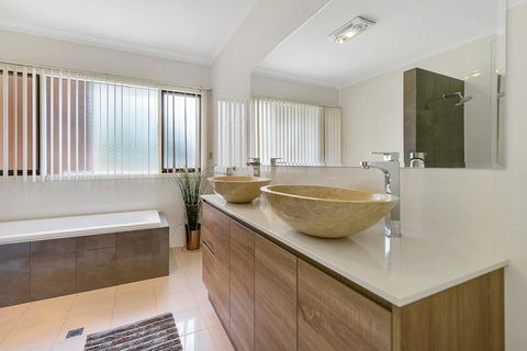 Adelaide Style Accommodation-Close To City-North Adelaide-3 Bdrm- FREE Parking - Accommodation Australia 12