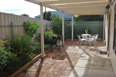 Jacaranda Cottage - Australia Shopping 5