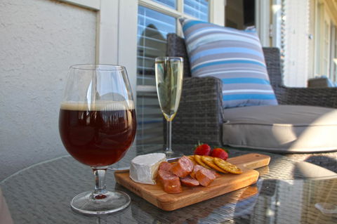 Smugglers Inn Studio Apartments - Accommodation Australia 2