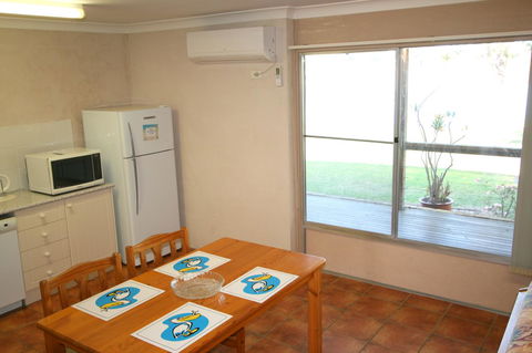 Lake Edge Apartments - Accommodation Australia 14