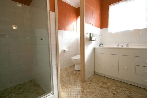 Lake Edge Apartments - Accommodation Australia 9