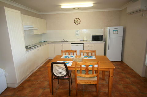 Lake Edge Apartments - Accommodation Australia 17