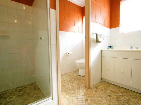 Lake Edge Apartments - Accommodation Australia 25