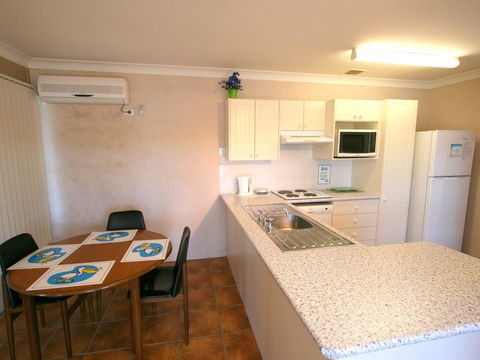 Lake Edge Apartments - Accommodation Australia 7