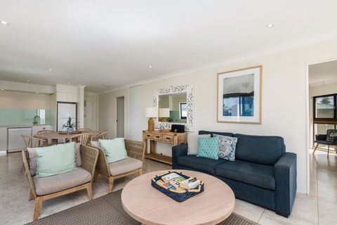 Bayview Beachfront Apartments, In Town Right On The Beach - Accommodation Australia 32