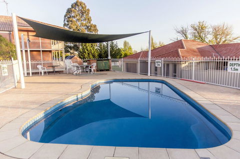 Bathurst Motor Inn - Australia Shopping 5