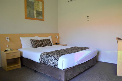 Bathurst Motor Inn - Australia Shopping 25