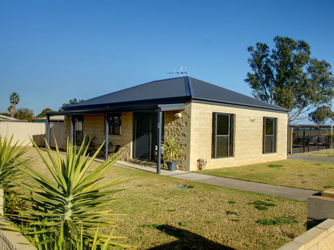 DBJ Holiday Units - Accommodation Australia 0