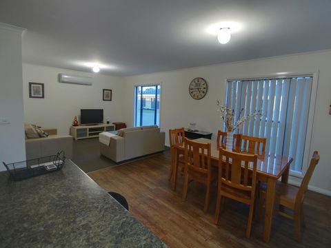 DBJ Holiday Units - Accommodation Australia 3