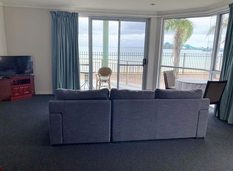 Hilton Beachfront Motel - Accommodation Australia 7