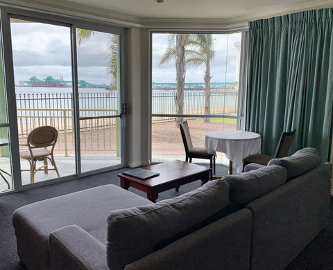 Hilton Beachfront Motel - Accommodation Australia 15