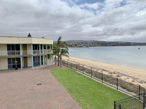 Hilton Beachfront Motel - Accommodation Australia 13