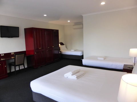 Hilton Beachfront Motel - Accommodation Australia 35