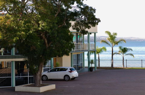 Hilton Beachfront Motel - Accommodation Australia 42