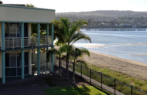Hilton Beachfront Motel - Accommodation Australia 40