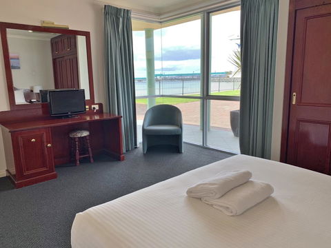 Hilton Beachfront Motel - Accommodation Australia 14