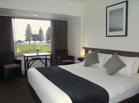 Nightcap At Hotel Victor - Australia Shopping 17