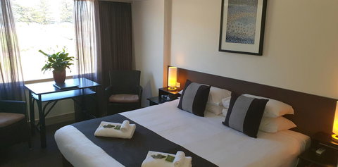 Nightcap At Hotel Victor - Australia Shopping 2