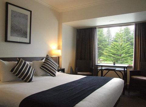 Nightcap At Hotel Victor - Australia Shopping 14