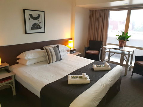 Nightcap At Hotel Victor - Australia Shopping 7