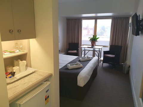 Nightcap At Hotel Victor - Australia Shopping 6