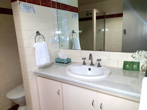 Nightcap At Hotel Victor - Australia Shopping 8