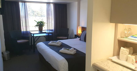 Nightcap At Hotel Victor - Australia Shopping 1