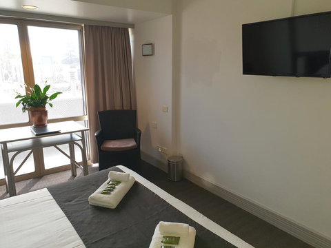 Nightcap At Hotel Victor - Australia Shopping 5