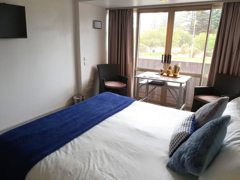 Nightcap At Hotel Victor - Australia Shopping 12